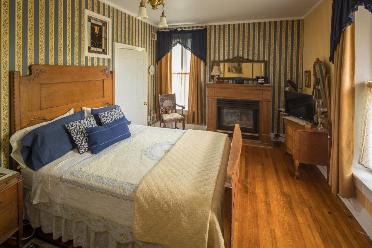 The Steamboat House Bed & Breakfast Галена Екстериор снимка
