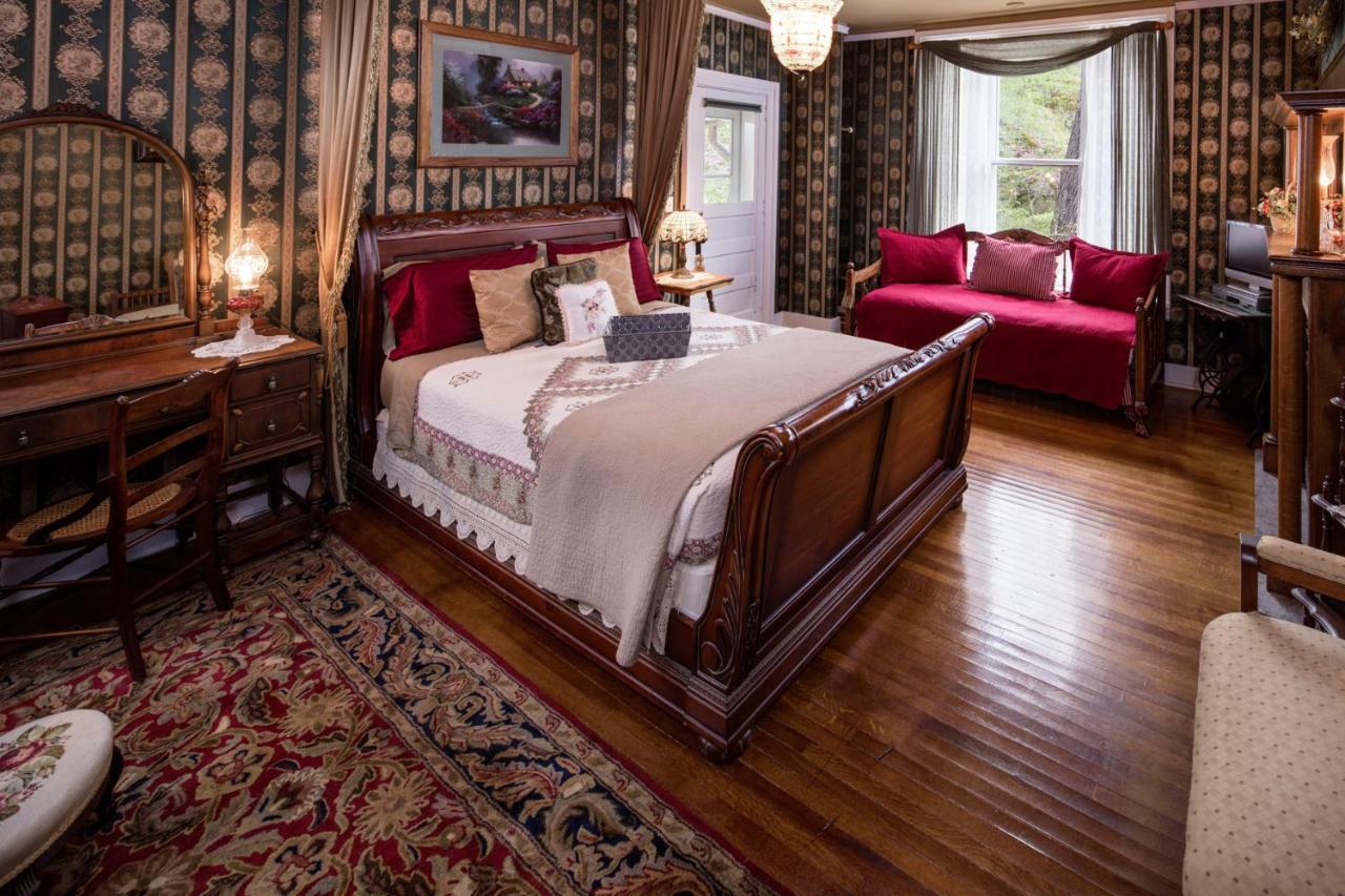 The Steamboat House Bed & Breakfast Галена Екстериор снимка