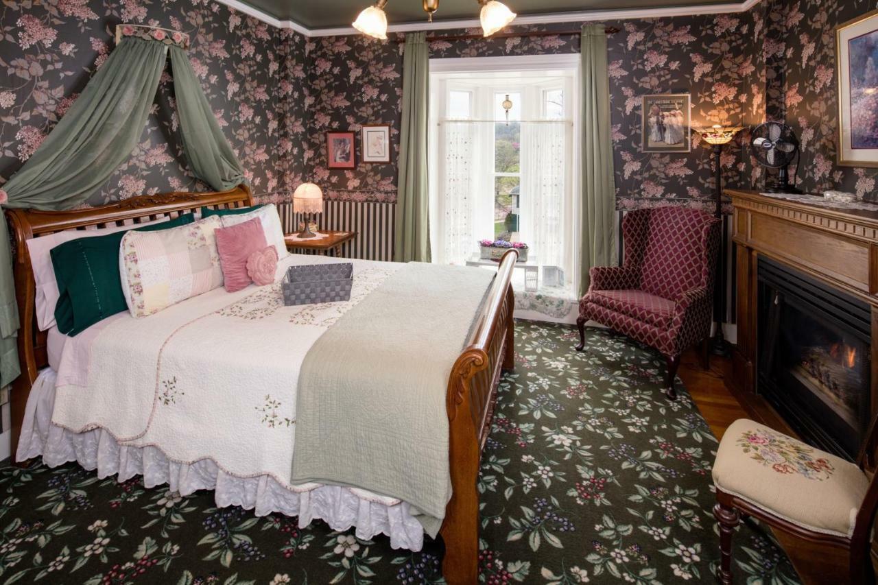 The Steamboat House Bed & Breakfast Галена Екстериор снимка
