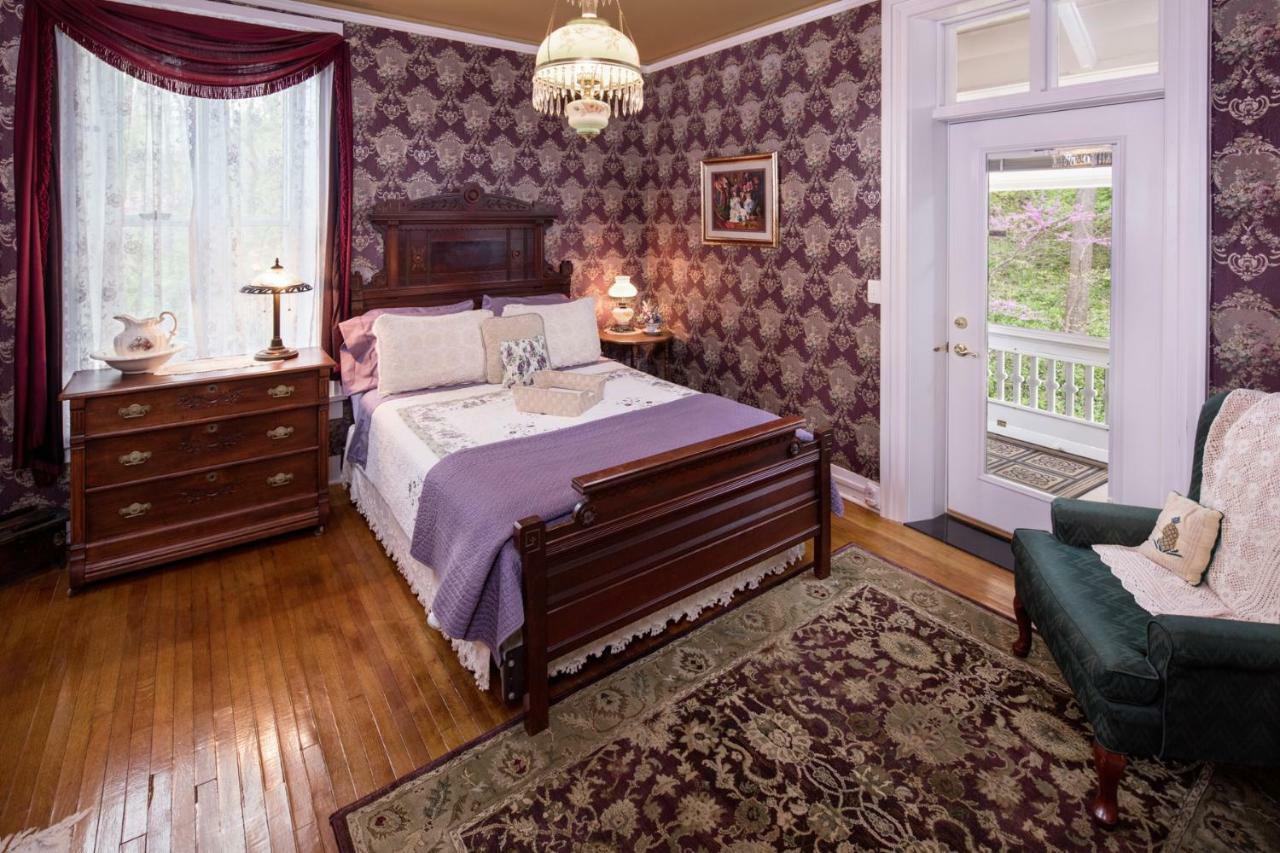 The Steamboat House Bed & Breakfast Галена Екстериор снимка
