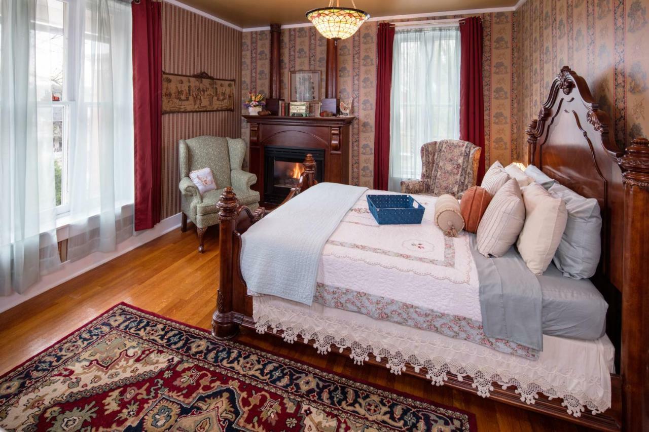 The Steamboat House Bed & Breakfast Галена Екстериор снимка